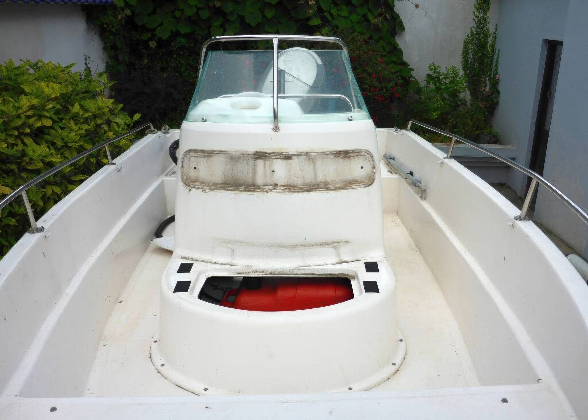 Gelcoat med gulning og misfarging før rengjøring