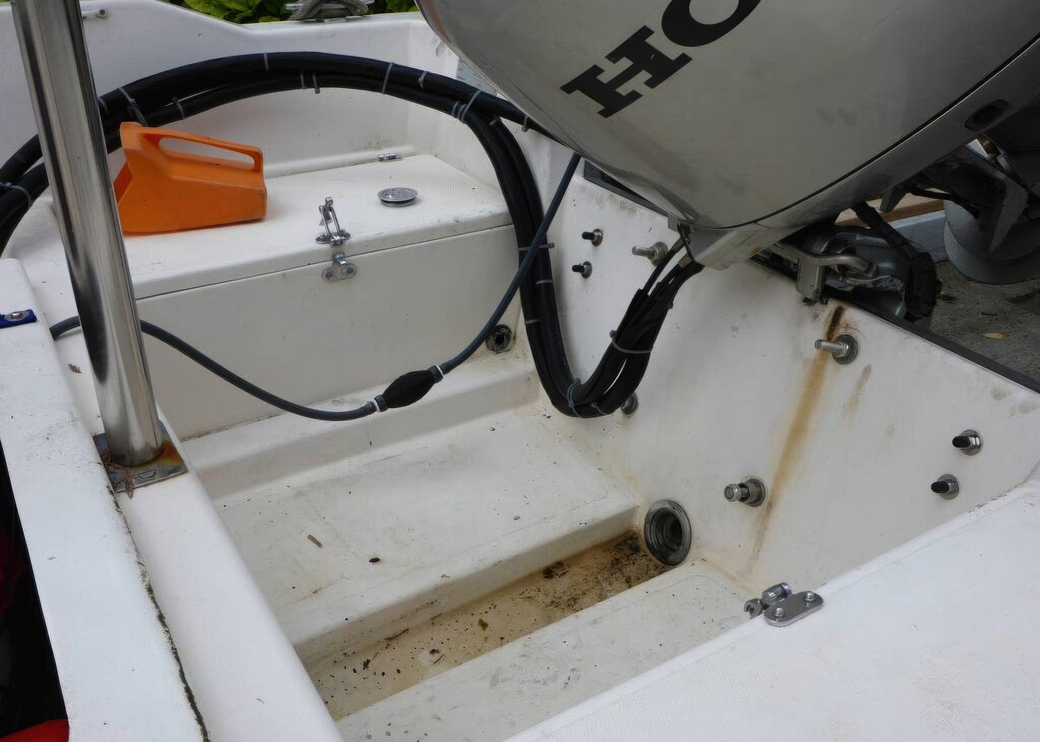 Gelcoat med gulning og misfarging før rengjøring