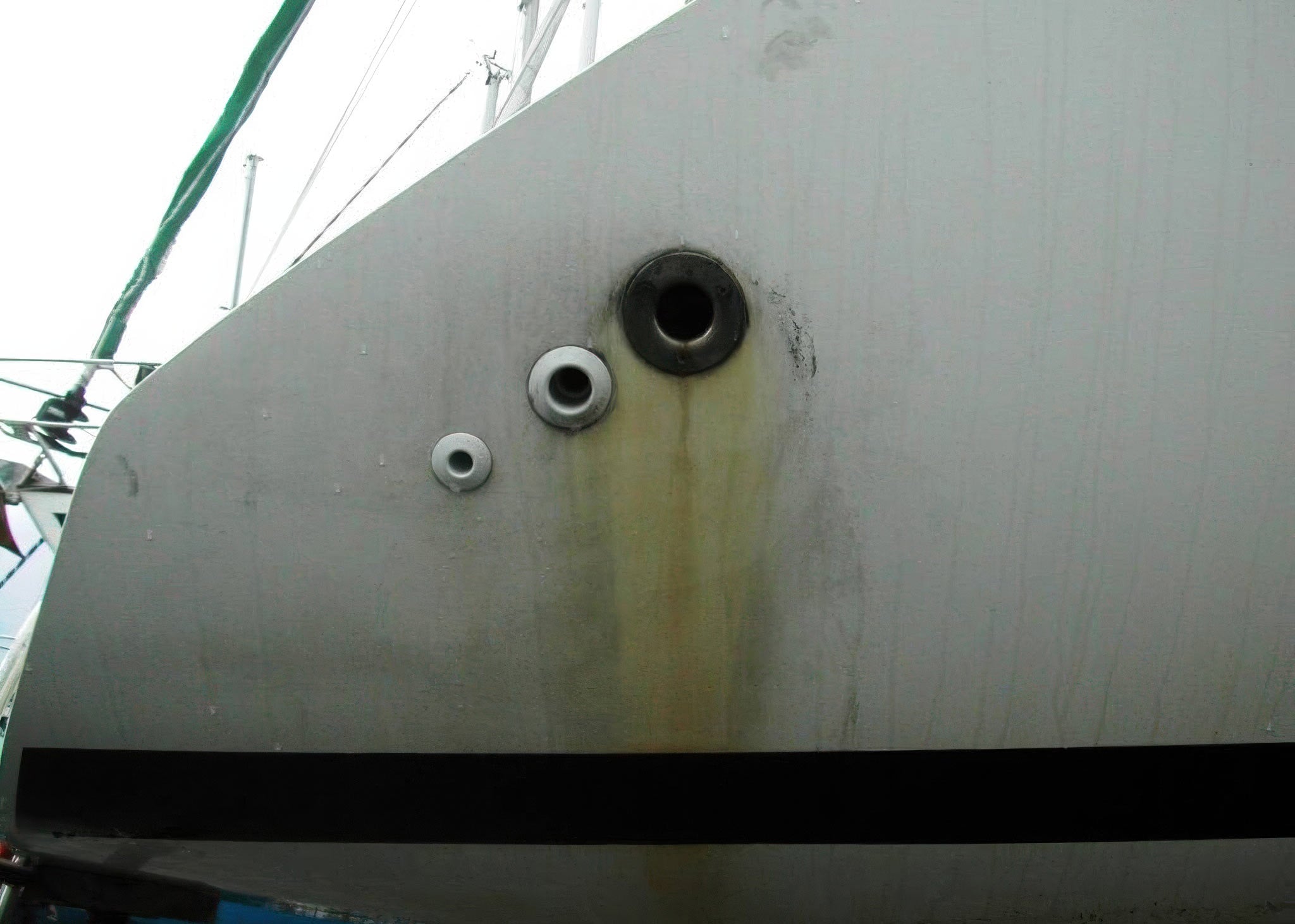 Gelcoat med gulning og misfarging før rengjøring