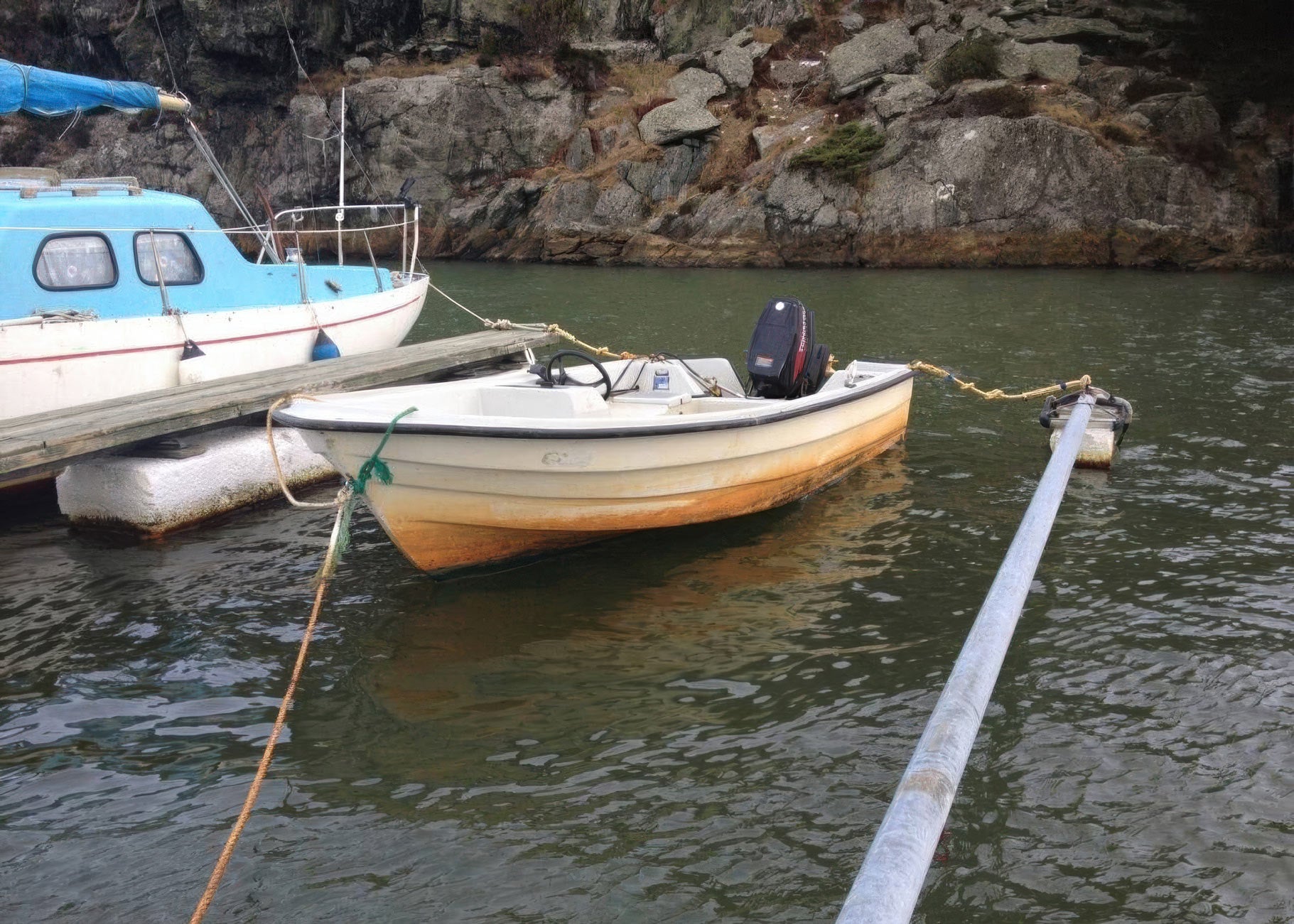 Gelcoat med gulning og misfarging før rengjøring