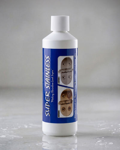 Super Stainless rengjør og beskytter rustfritt stål i båt