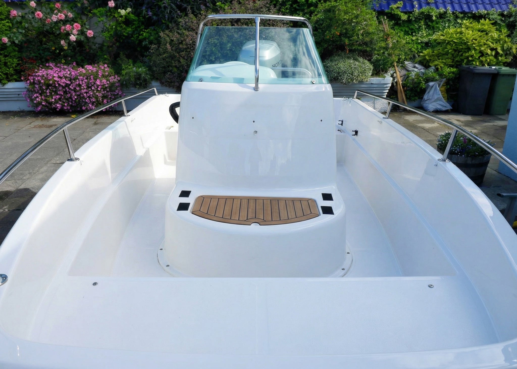 Rengjort båtoverflate etter behandling